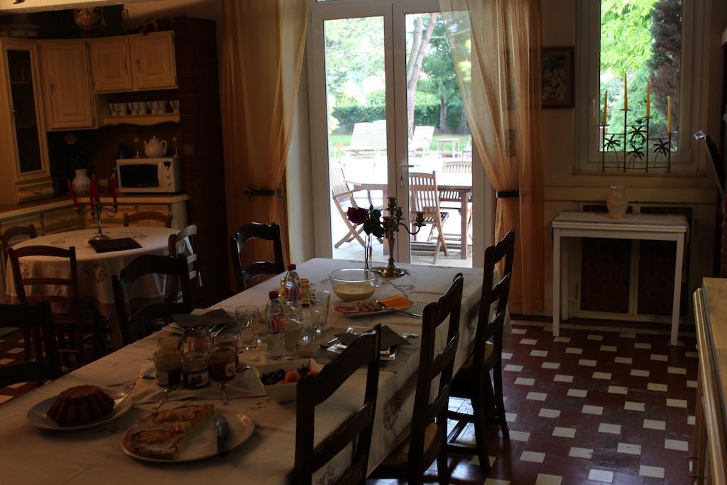 モントゥッサン シャトー ラ モーヌ Bed & Breakfast エクステリア 写真