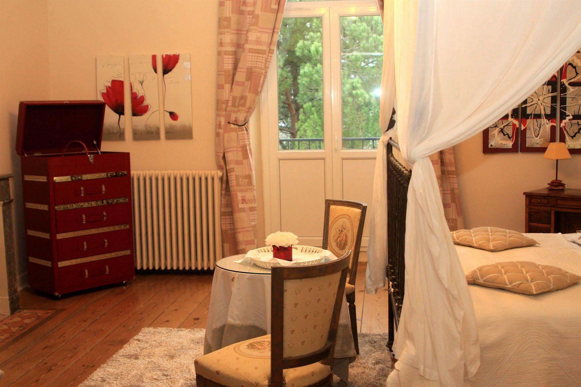 モントゥッサン シャトー ラ モーヌ Bed & Breakfast エクステリア 写真